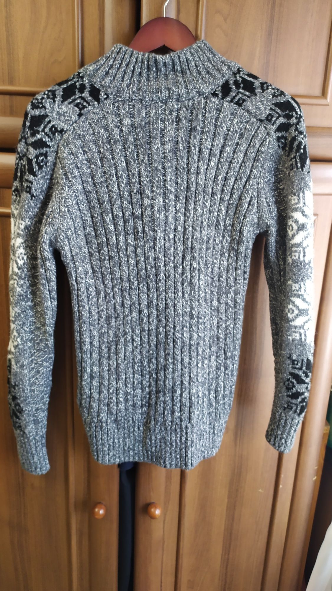 Продам свитер шерстяной