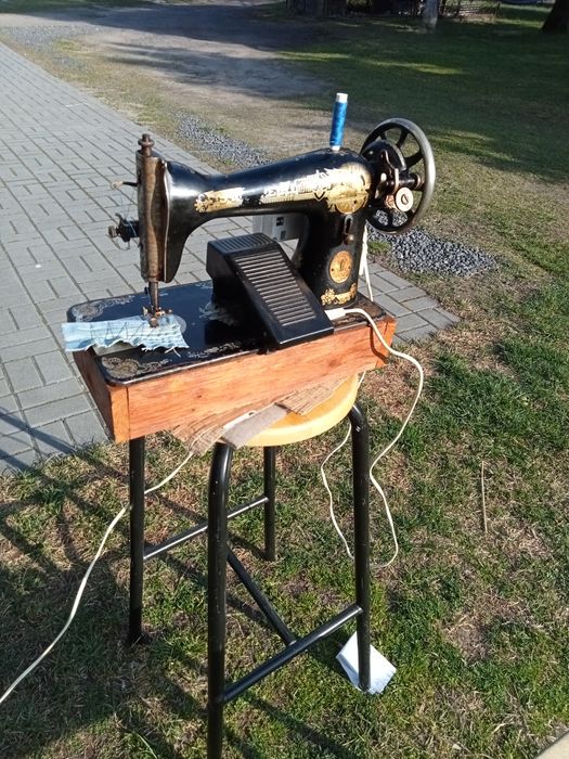 Maszyna do szycia Singer z napędem elektrycznym.
