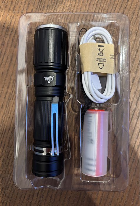 Latarka taktyczna WJ-7189 ze światłem czerwonym oraz akumulatorem