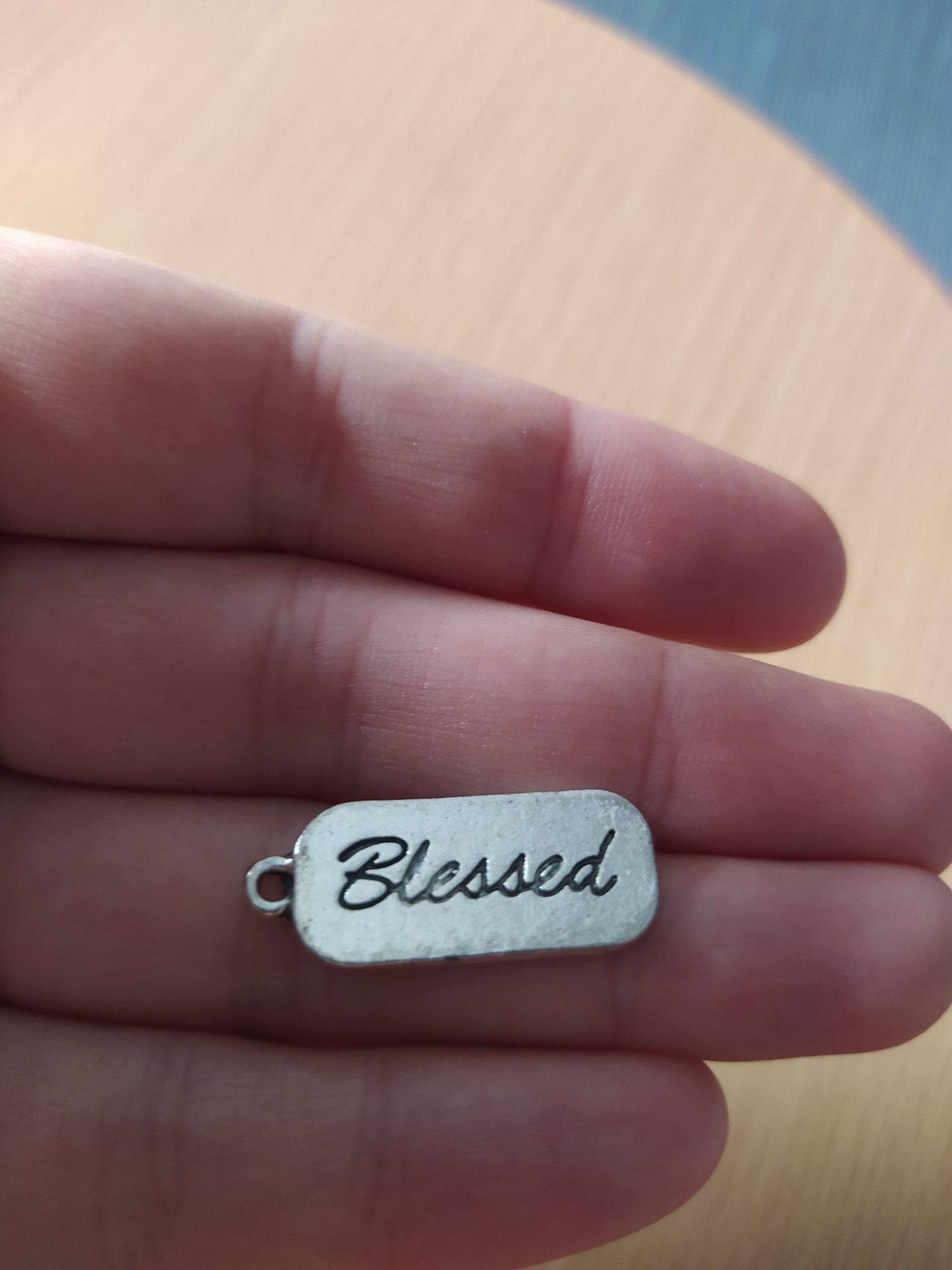 Pendente Blessed/Abençoado prateado NOVO