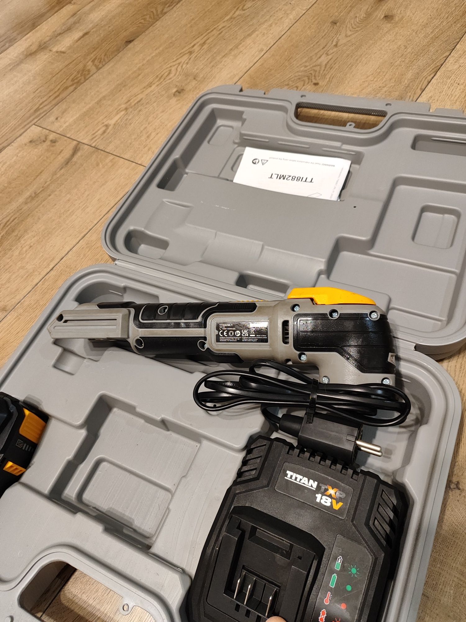 Urządzenie wielofunkcyjne/Multitool Titan, kompletne