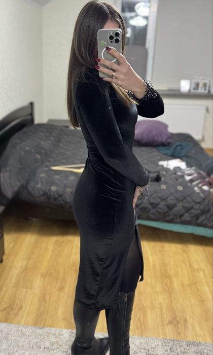 Чорна сукня з розрізом по ніжці