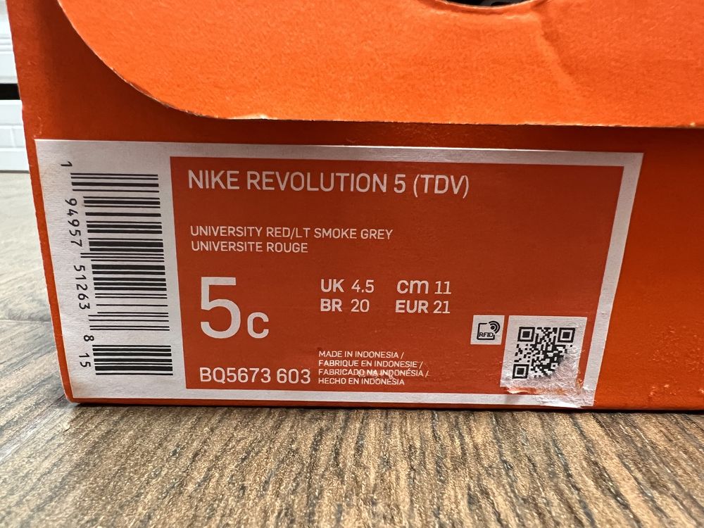 Кросівки  Nike Revolution 5