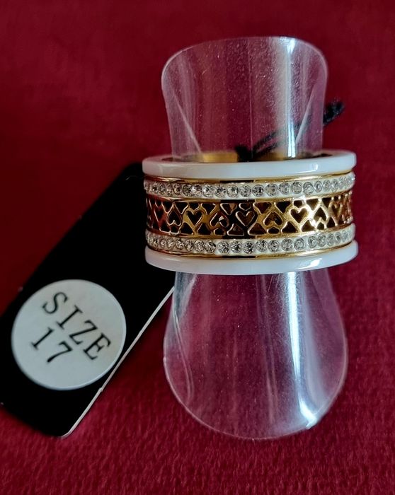 Anel dourado e branco, em aço, com corações e zirconias. T17
