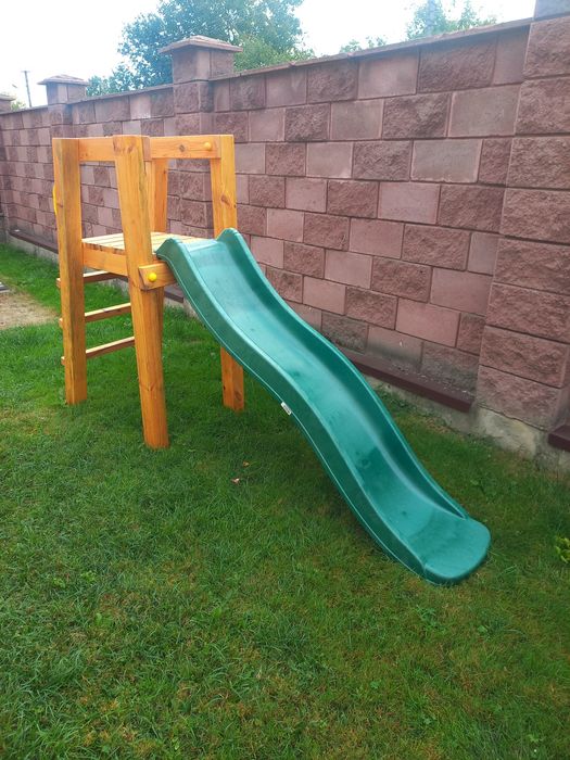 Дитячий майданчик новий