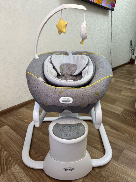 Дитячий заколисуючий центр Graco