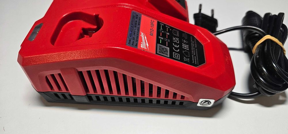 Ladowarka Milwaukee M12-18FC z filtrem