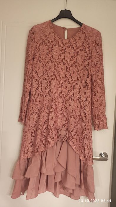 Elegancka koronkowa sukienka w kolorze pudrowego różu