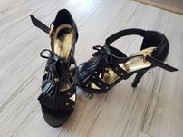 Czarne buty na obcasie roz 39