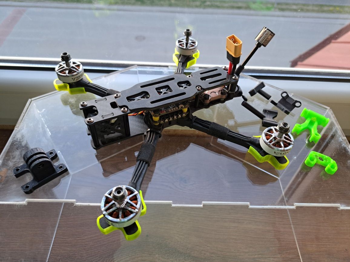 Dron wyścigowy TBS source one v5