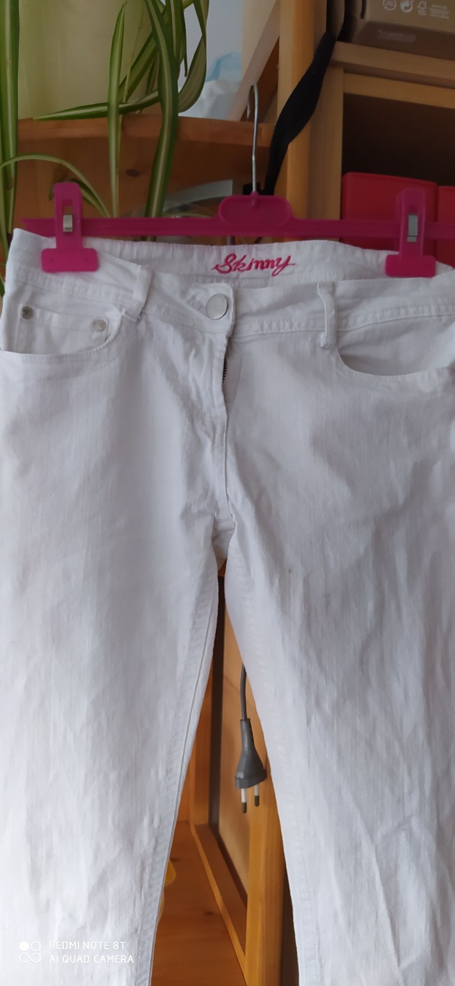 Białe spodnie dżinsowe 38