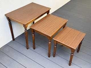 Trojaczki, trzy stoliki