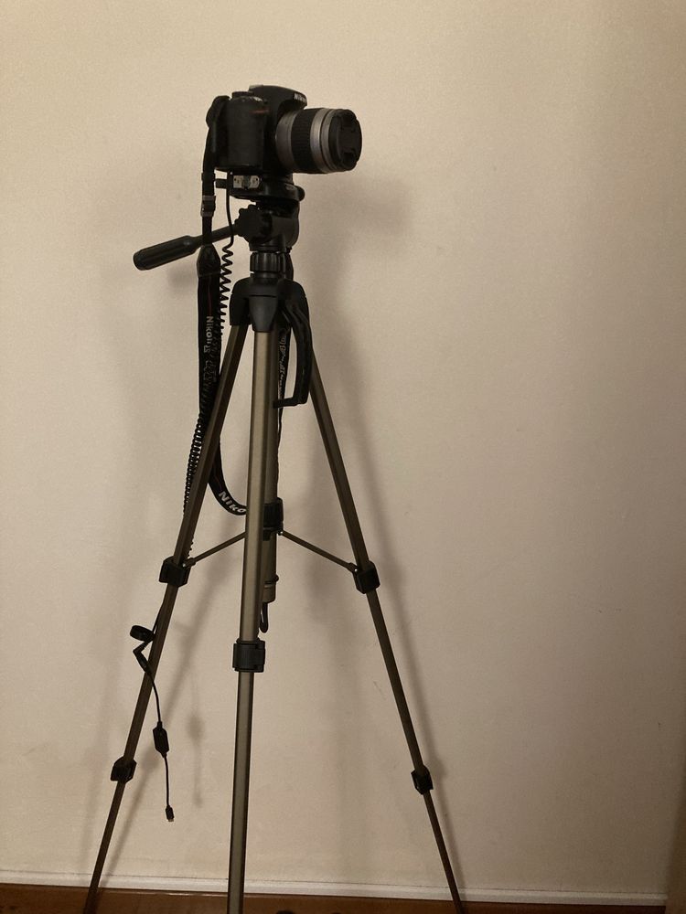 Nikon 3200D + tripé + bateria/carregador + alimentação USB-C