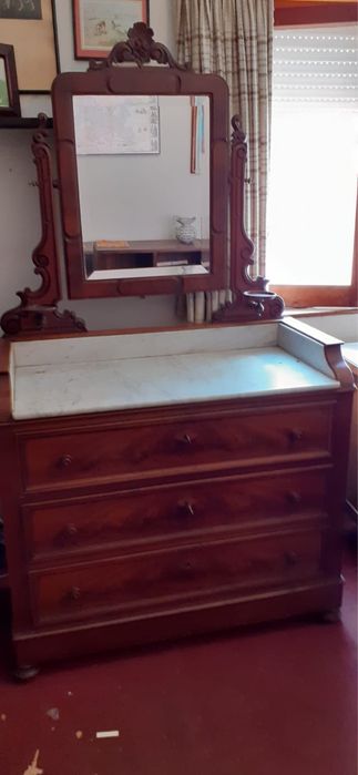 Cómoda antiga com tampo de mármore