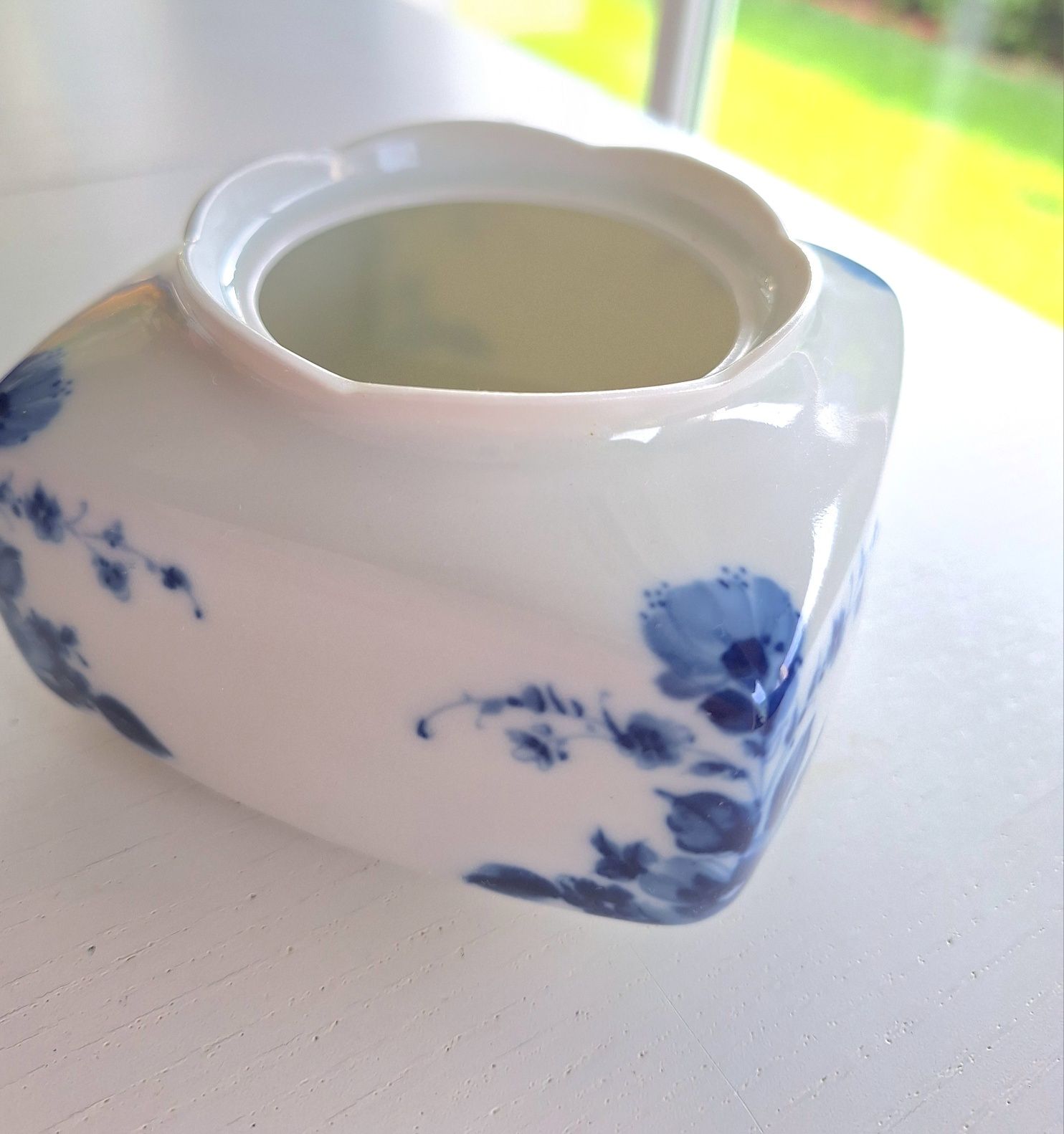 Świecznik lub wazonik szeroki  Echt Kobalt biała porcelana zdobiona ko
