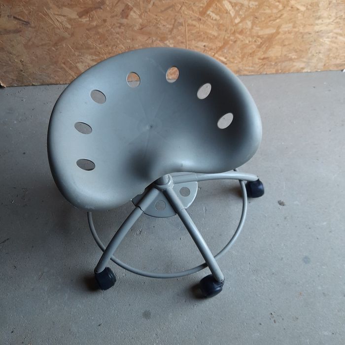 Taboret obrotowy na kółkach