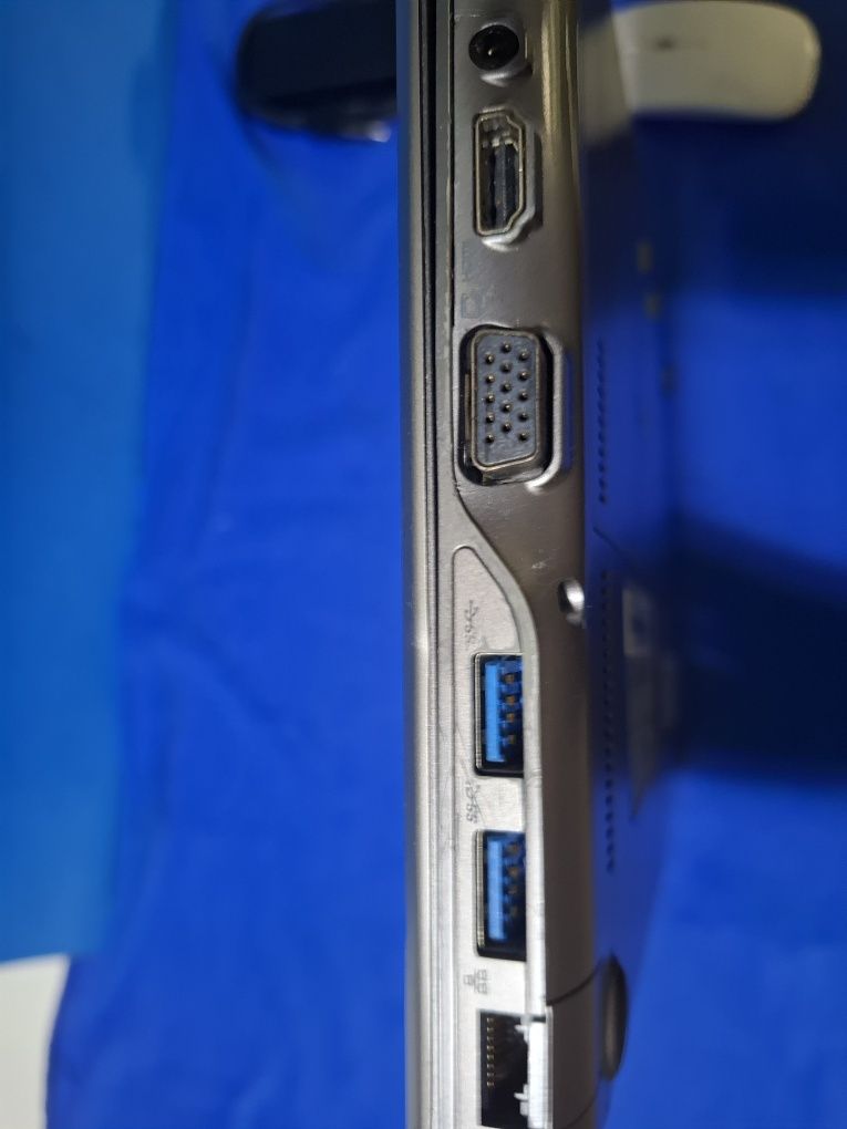 Samsung series 5 ultra corei5 8gbram 240ssd windows 11