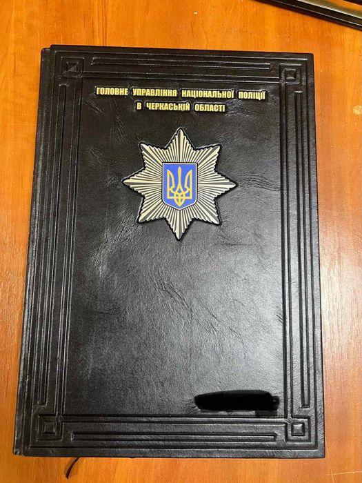 Шкіряні книги та щоденники ручної роботи