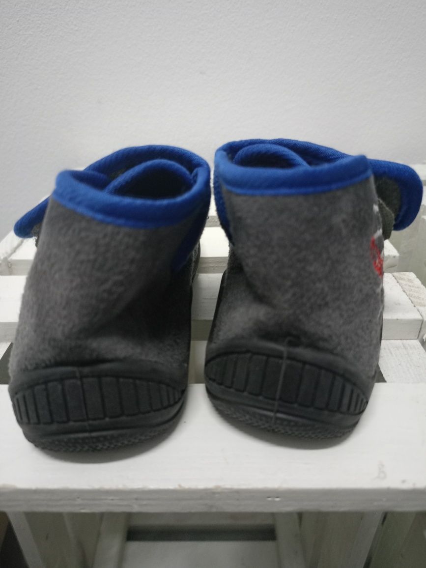 Buty/ pantofle chłopięce rozmiar 25