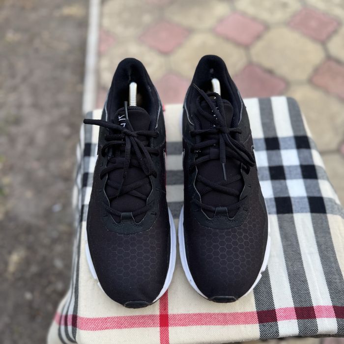 Кроссовки Nike Legend Essential 2, 44,5 размер, Оригинал, Кросівки