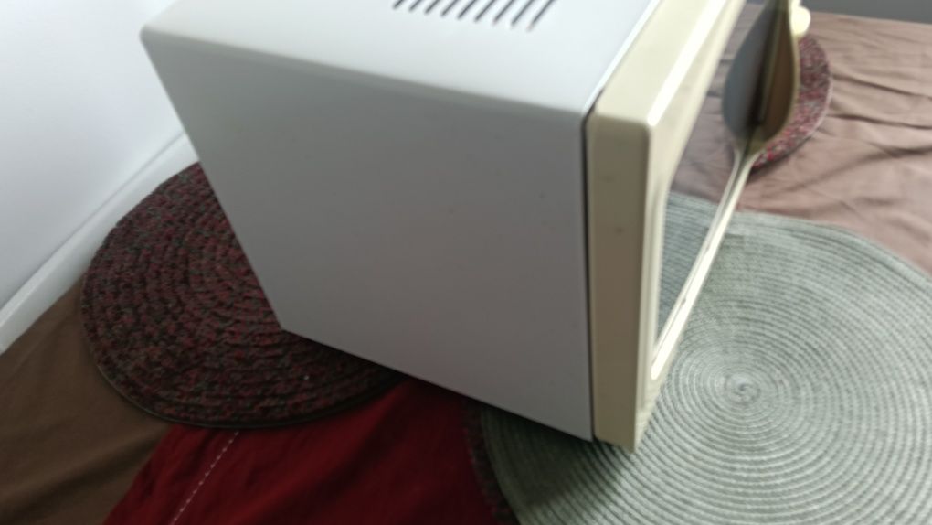 Kushena mikrofalówka z grillem 1000W

MIKROFALOWA Z GRILLE
