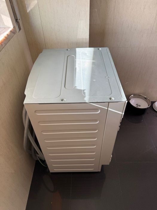 Máquina de Lavar Roupa AEG L7FEE841BI Encastrável 8kg - Usada 3 Anos