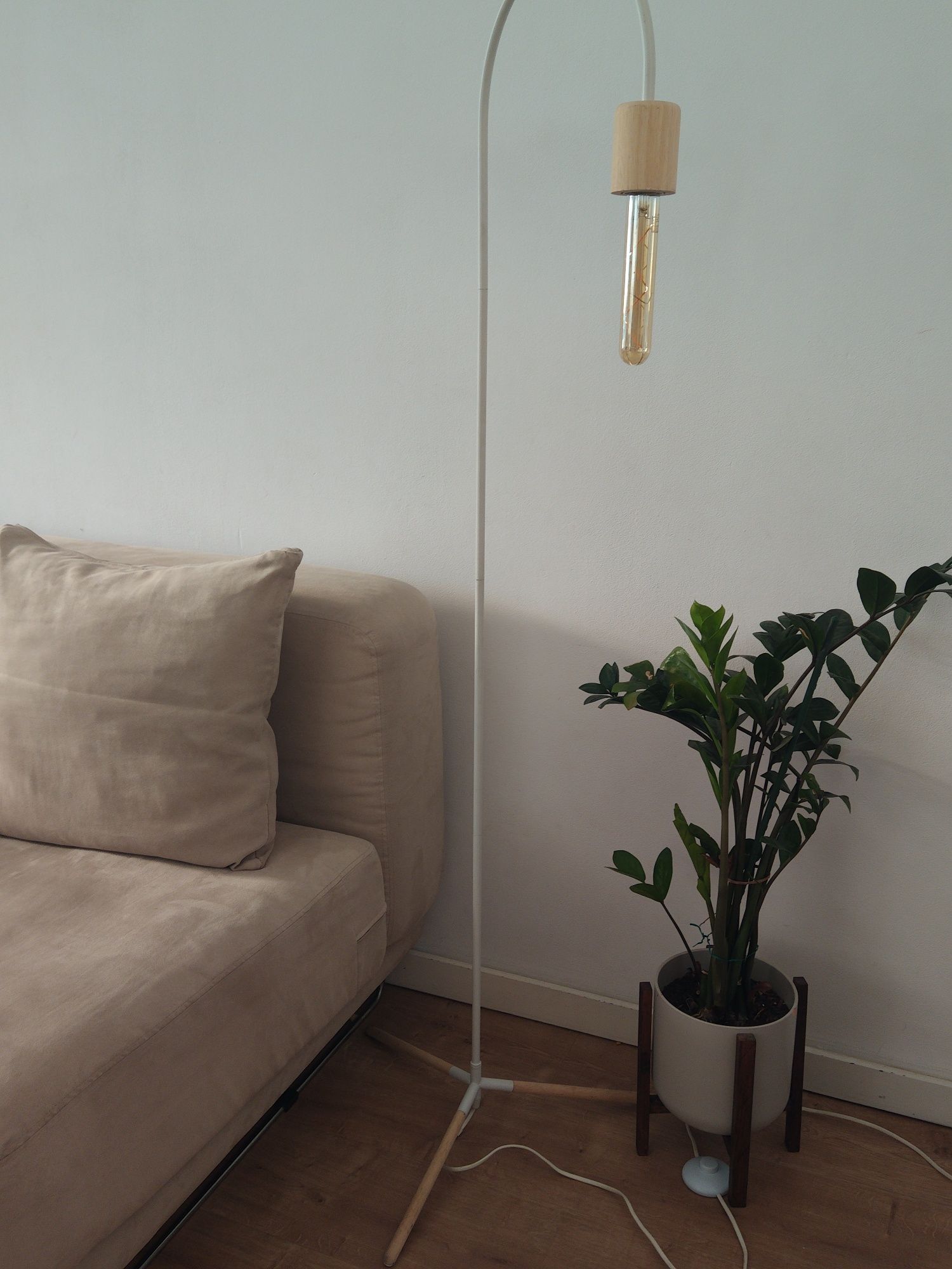 Candeeiro design de  Pé em metal e madeira