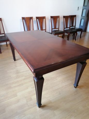 Stół drewniany i sześć krzeseł drewnianych z siedziskiem pokrytym skór