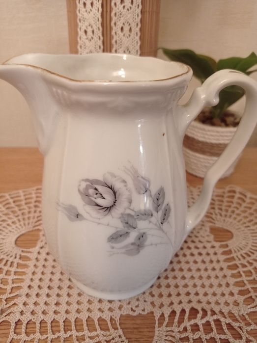 Продам блюдца, молочник