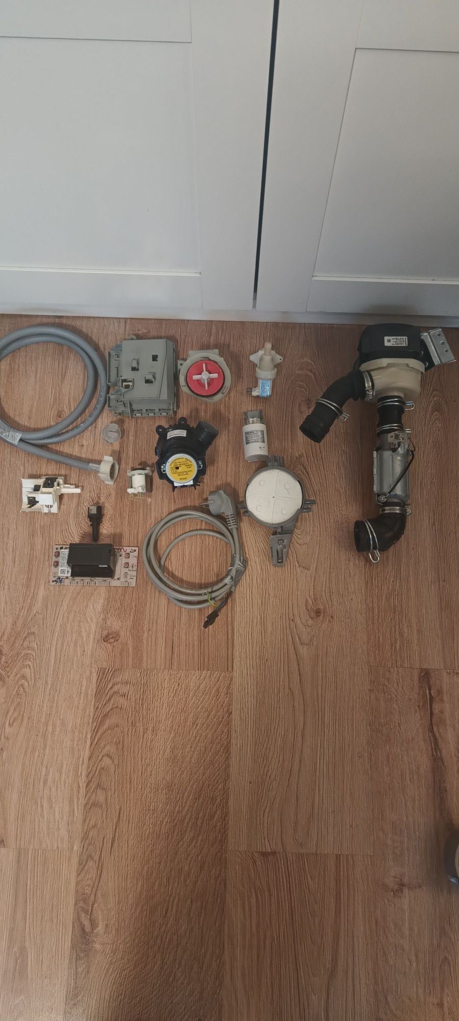 Sprzedam części do zmywarki Beko DSFN 6831X