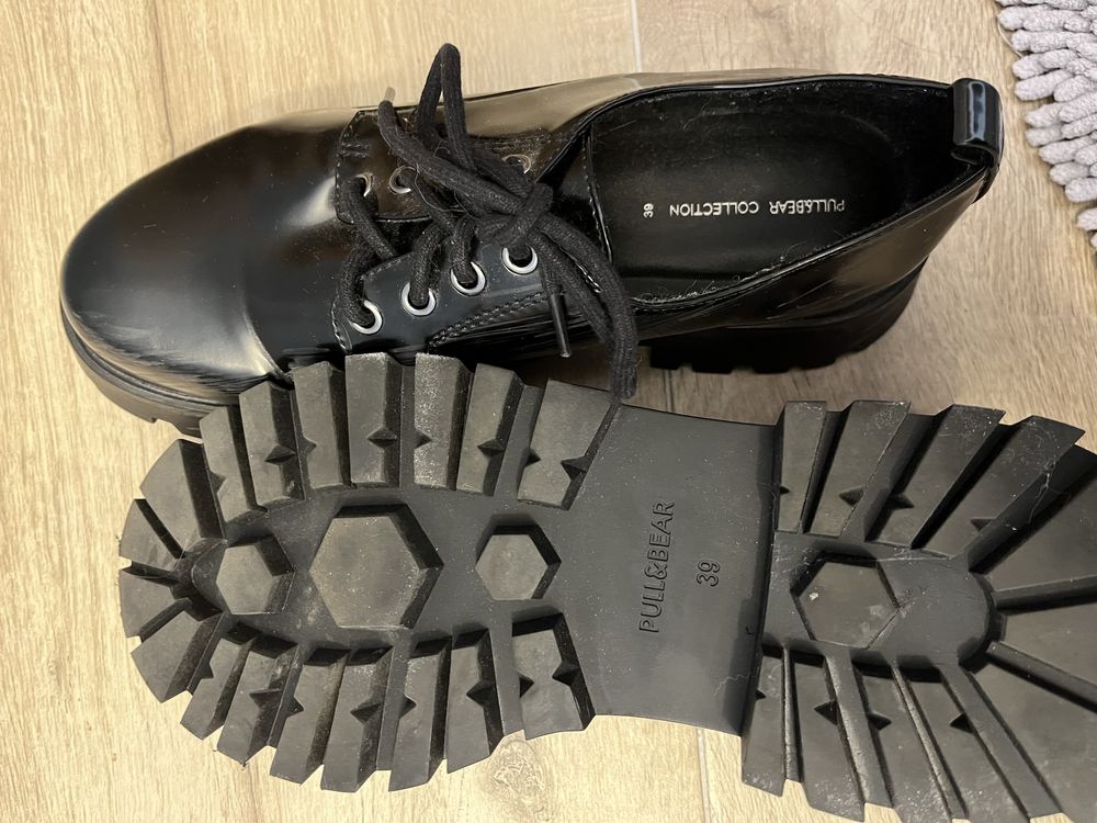 Lakierowane buty oksfordki Pull&Bear w rozmiarze 39