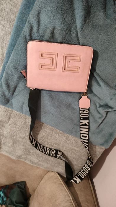 Mała torebka na długim pasku