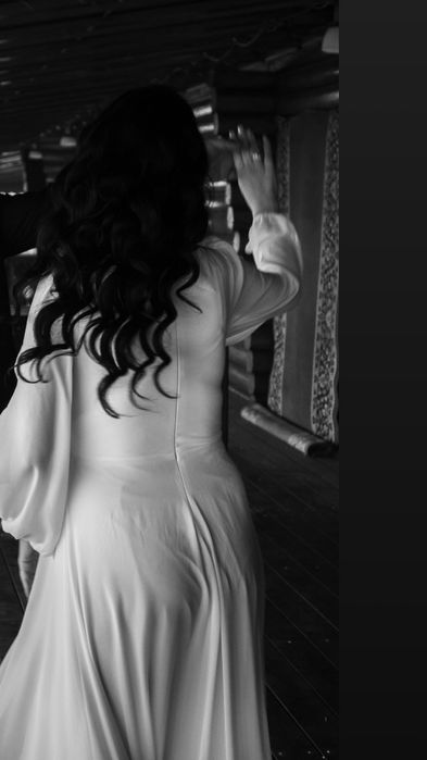 Белое платье , с легким голубым оттенком