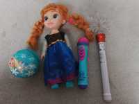 Zestaw Frozen śpiewająca lalka Anna mikrofon z dźwiękiem różdżka pilka