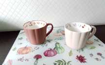 Dwa kubki ceramiczne szklana taca jesienna kolekcja Pepco
