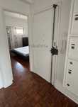 Quarto para rapariga com cama de casal e veranda