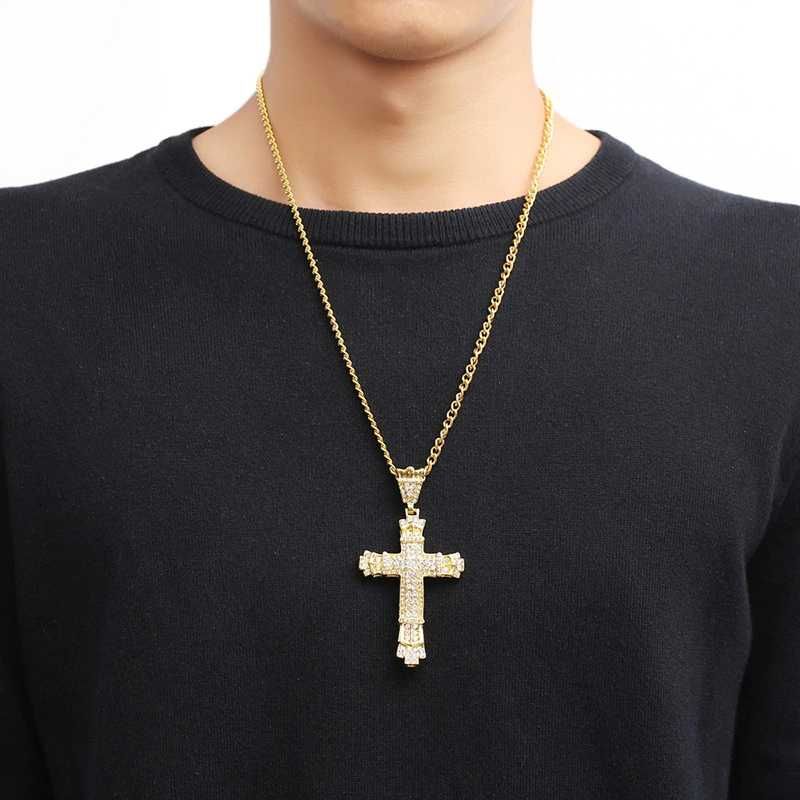 Colar com Crucifixo  cristais e banho de ouro cubano