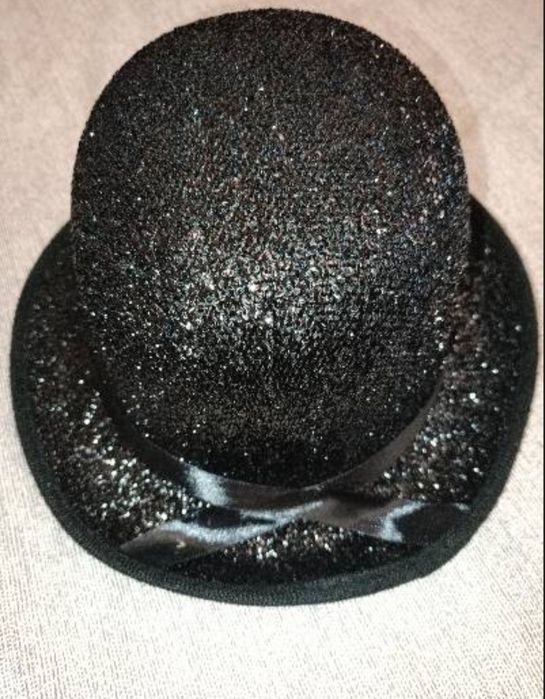 Боа і шляпи для декору або вечірки.