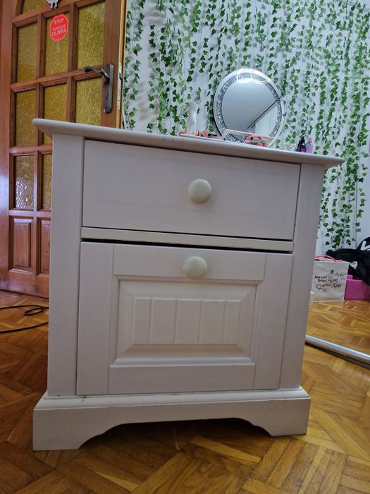 Meble dla dziewczynki: szafa, komoda, regal i nakaslik