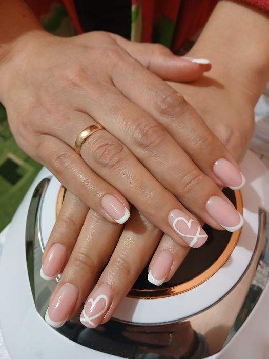 Манікюр та педикюр за приємною ціною на Дружбі та з виїздом.