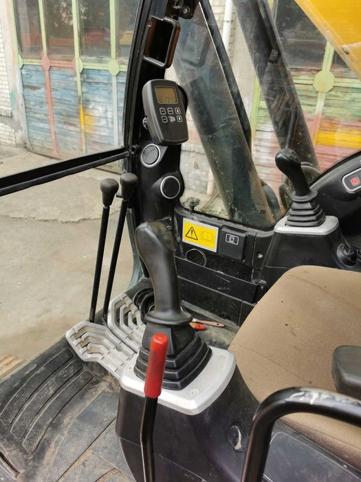 Гусеничный экскаватор JCB JS 290