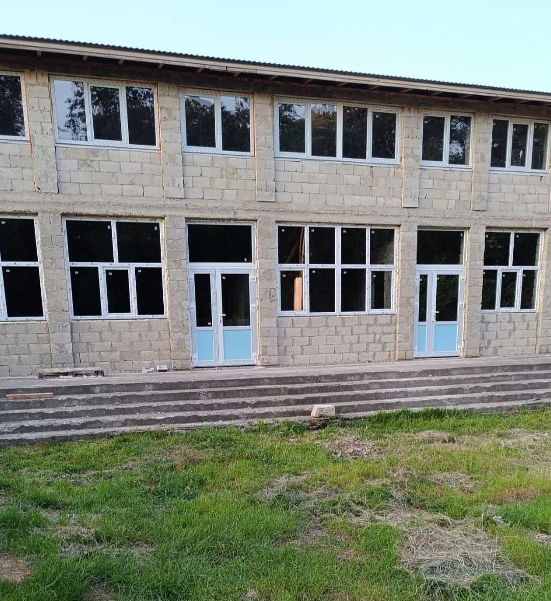 Будівля з земельною ділянкою під бізнес