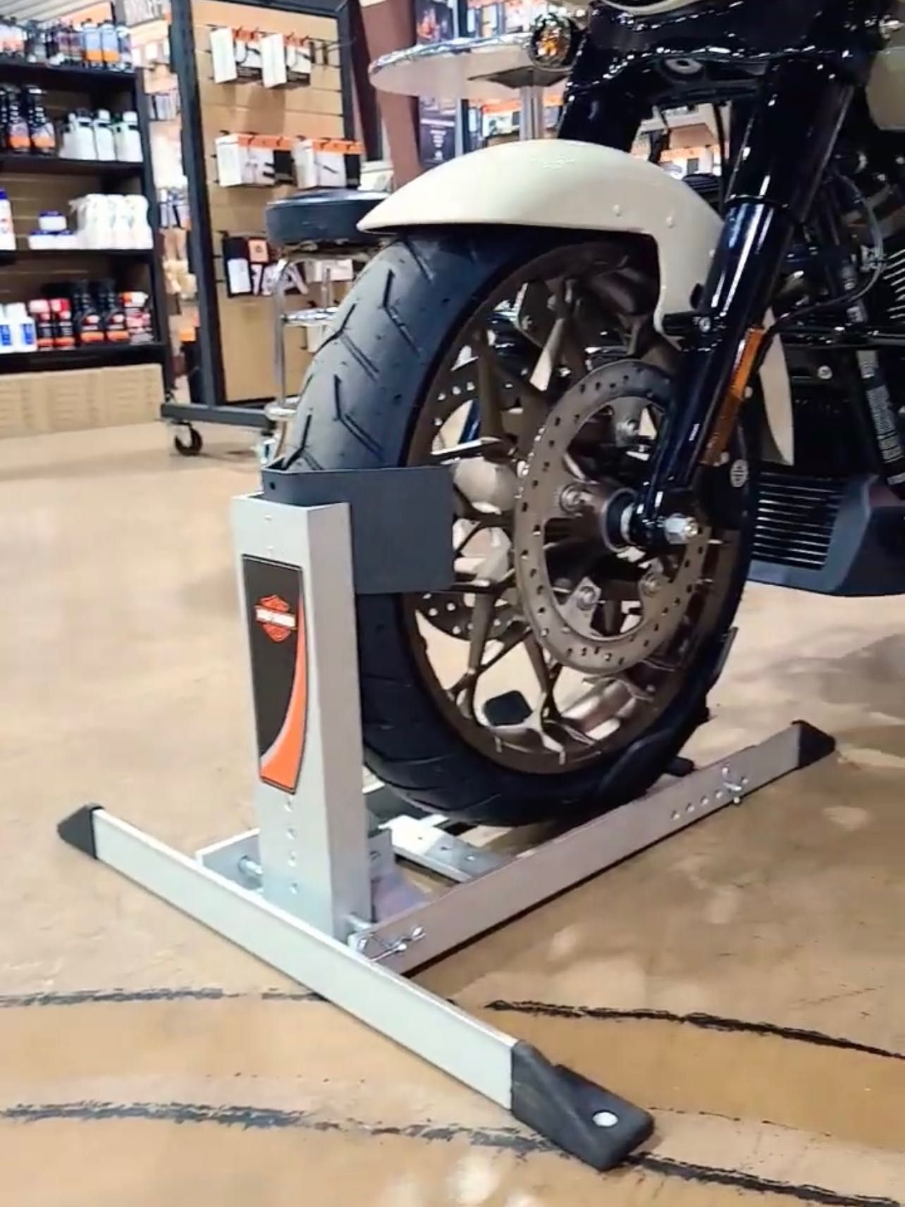 Приспособление Harley-Davidson для фиксации переднего колеса мото…