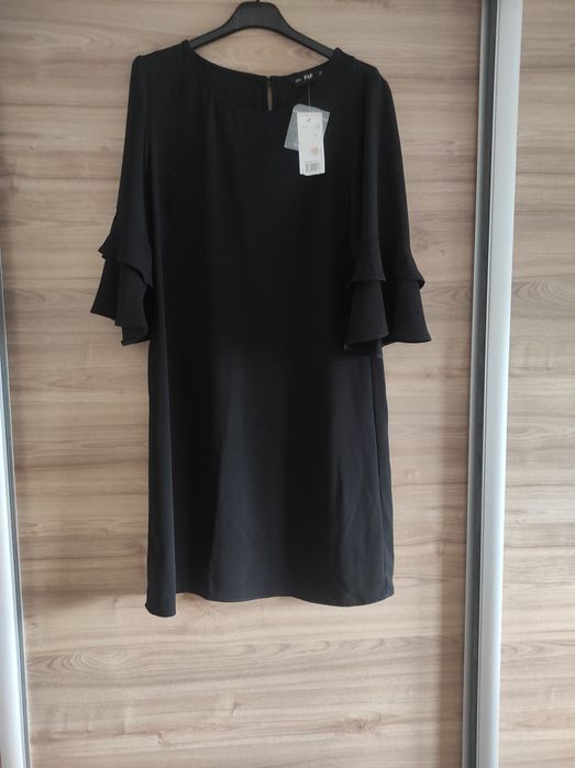 Sukienka czarna z falbanką na rękawach 38