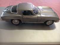 Miniatura 1965 Chevrolet Corvette, 1/18 da Maisto