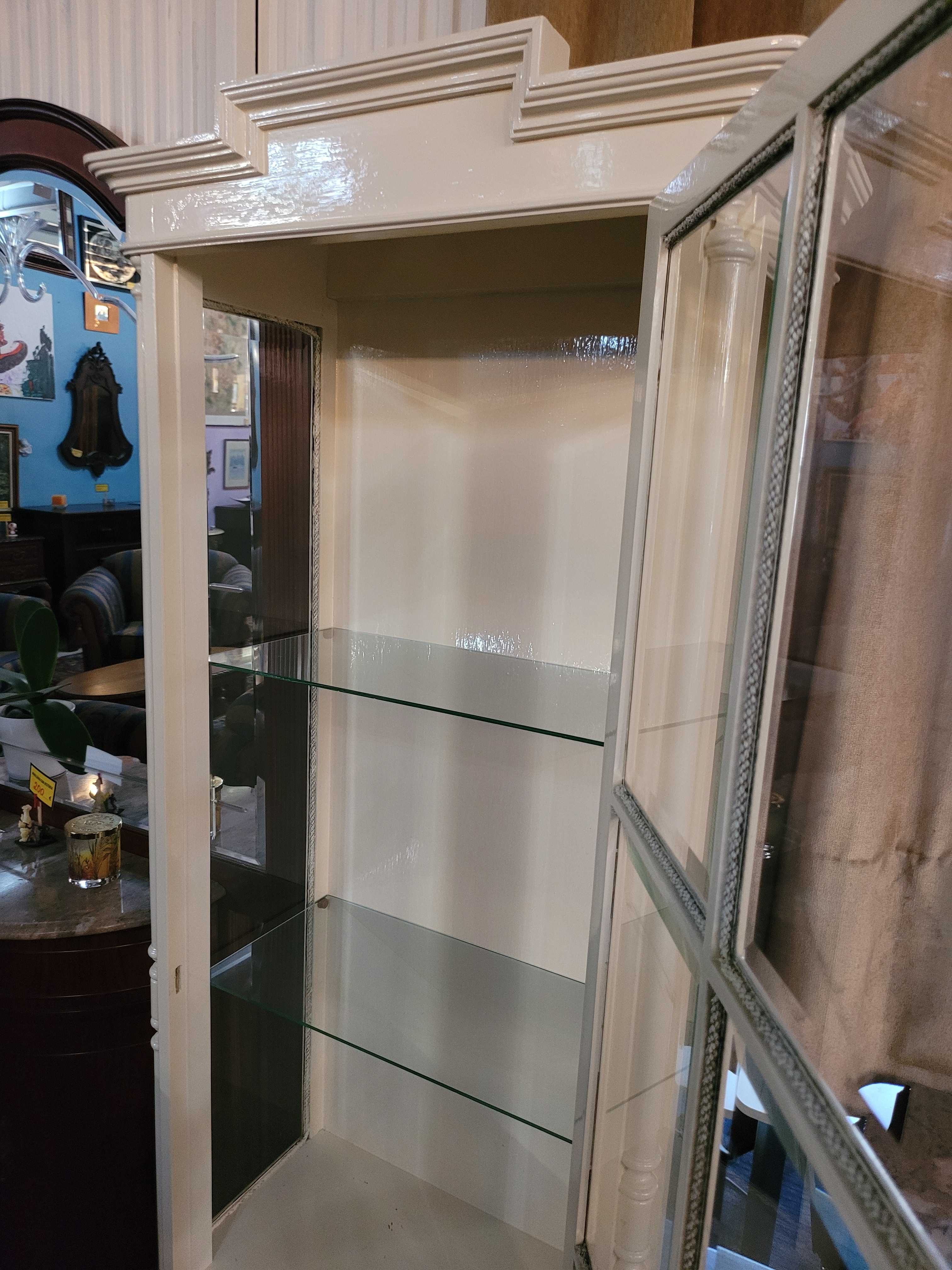 Cristaleira em madeira pintada de branco com prateleiras de vidro