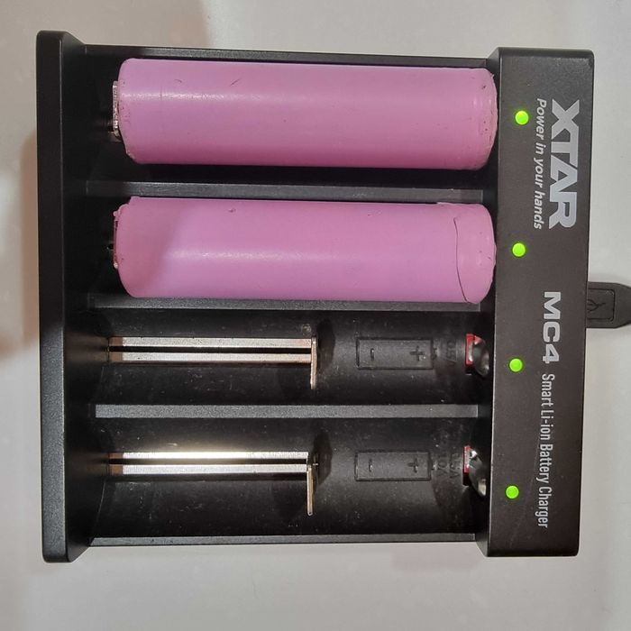 Зарядное устройство XTAR MC4 для аккумуляторов 18650 и многих других