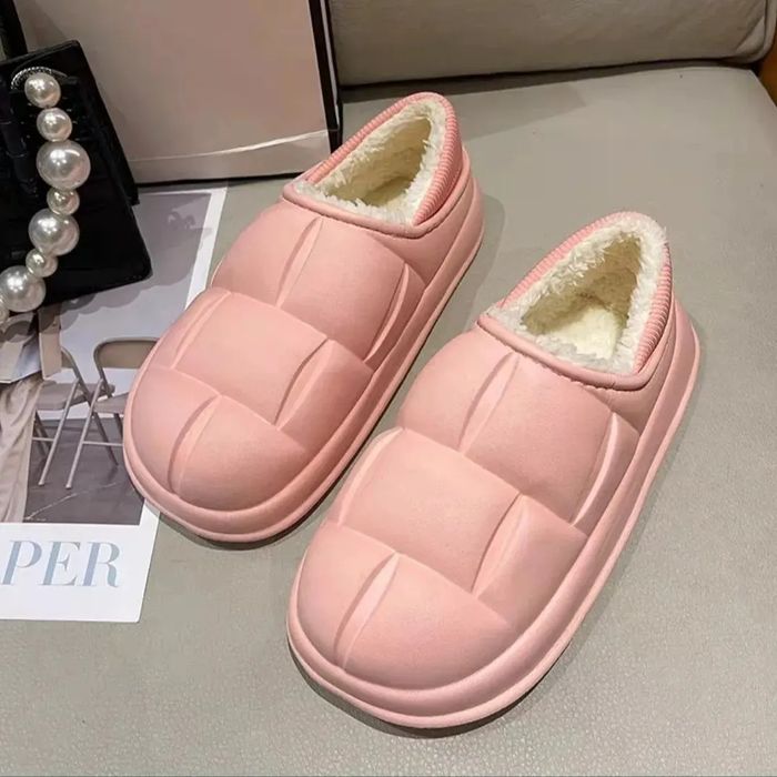 Галоши, калоши, дутики, угги, тапки для дома на высокой подошве.