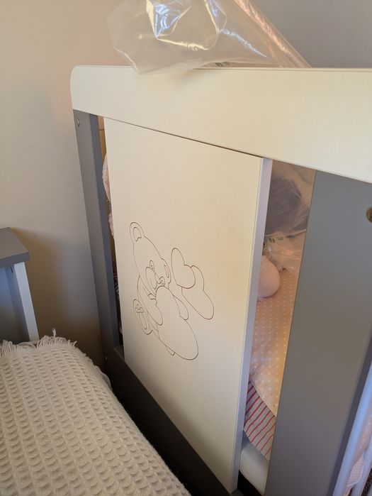Drewniane łóżeczko niemowlęce ze szczebelkami