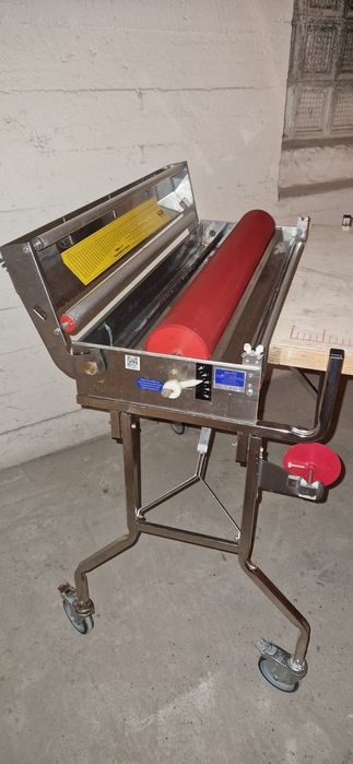 Maszyna ze stołem do tapetowania